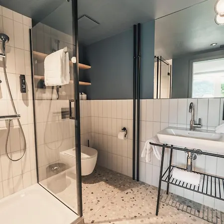 Hotel Hop & 4*