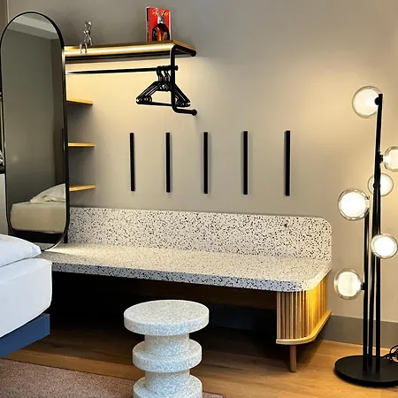 Hotel Hop &